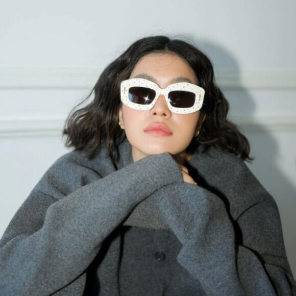 Loewe ANAGRAM LW4114IS Sunglasses – Crystal Studs Ivory Frame| Model LW4114IS 25 - Picture 10 of 13